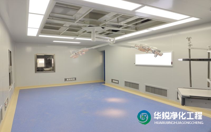 百級層流手術(shù)室凈化裝修施工中